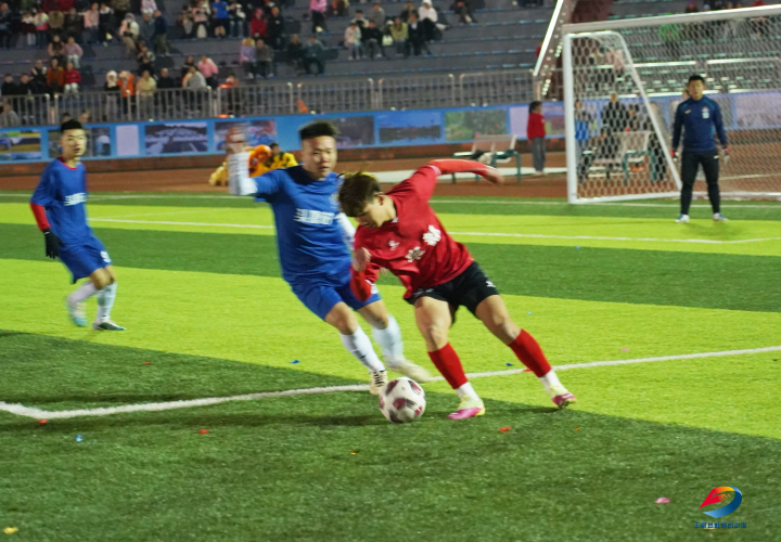 开云体育-纷纷打出高光表现，场上激烈角逐的简单介绍