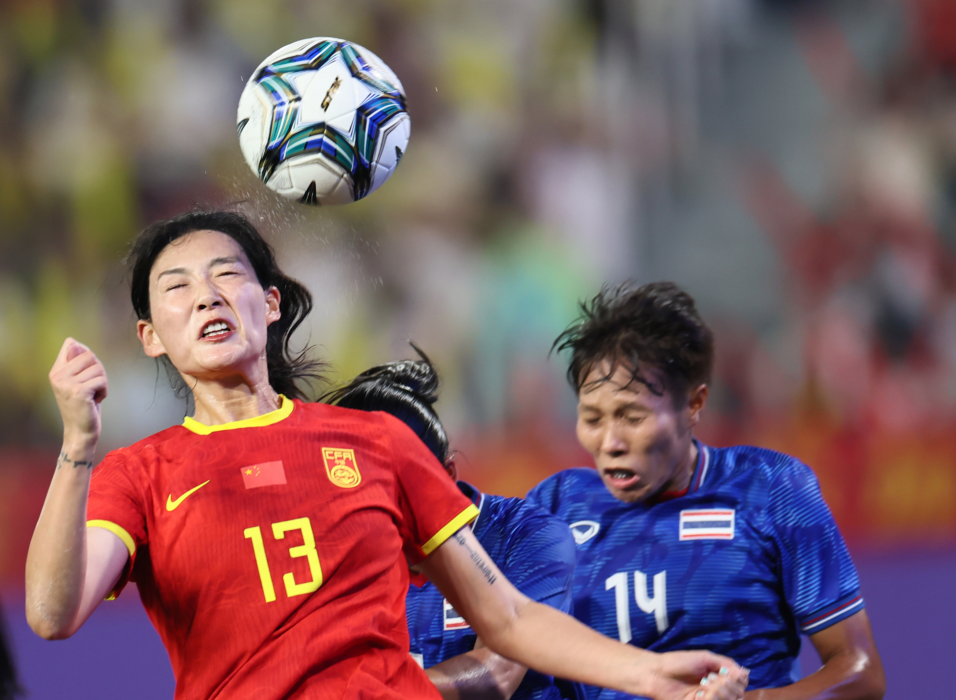 女子足球比赛中,中国队大胜对手,晋级半决赛 女子足球比赛中,中国队大胜对手,晋级半决赛