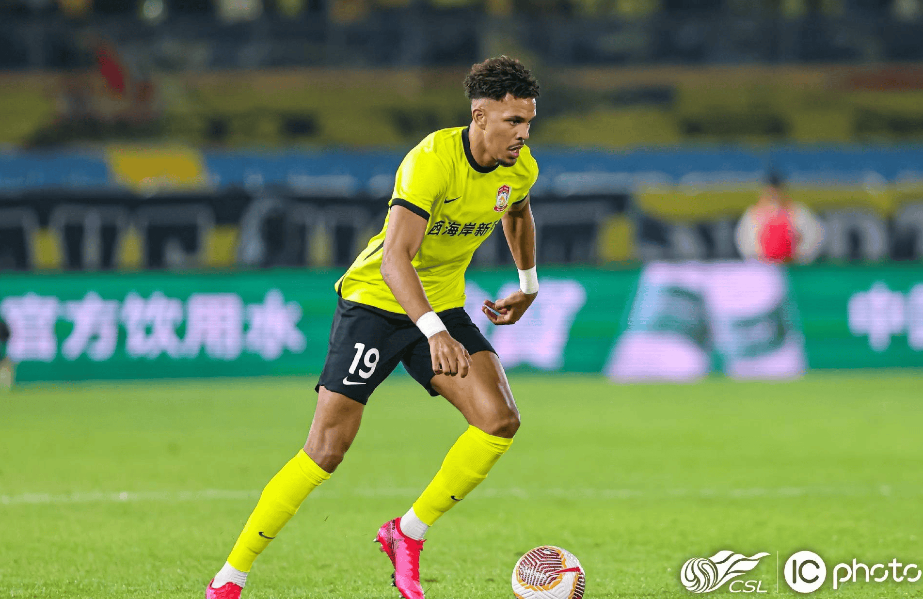 关于顶尖球队再度在比赛中交锋，一触即发的悬念让人心跳加速！的信息