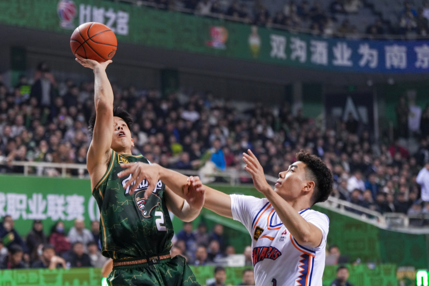 开云体育-上海队在紧张比赛中胜出，晋级成功