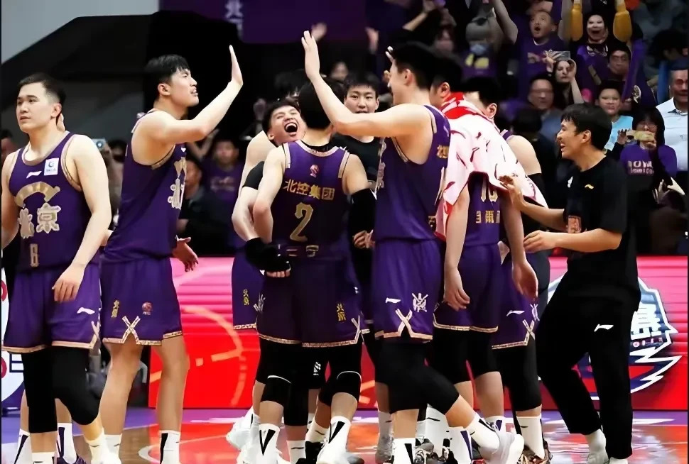 上海队在紧张比赛中胜出,晋级成功 上海队在紧张比赛中胜出,晋级成功