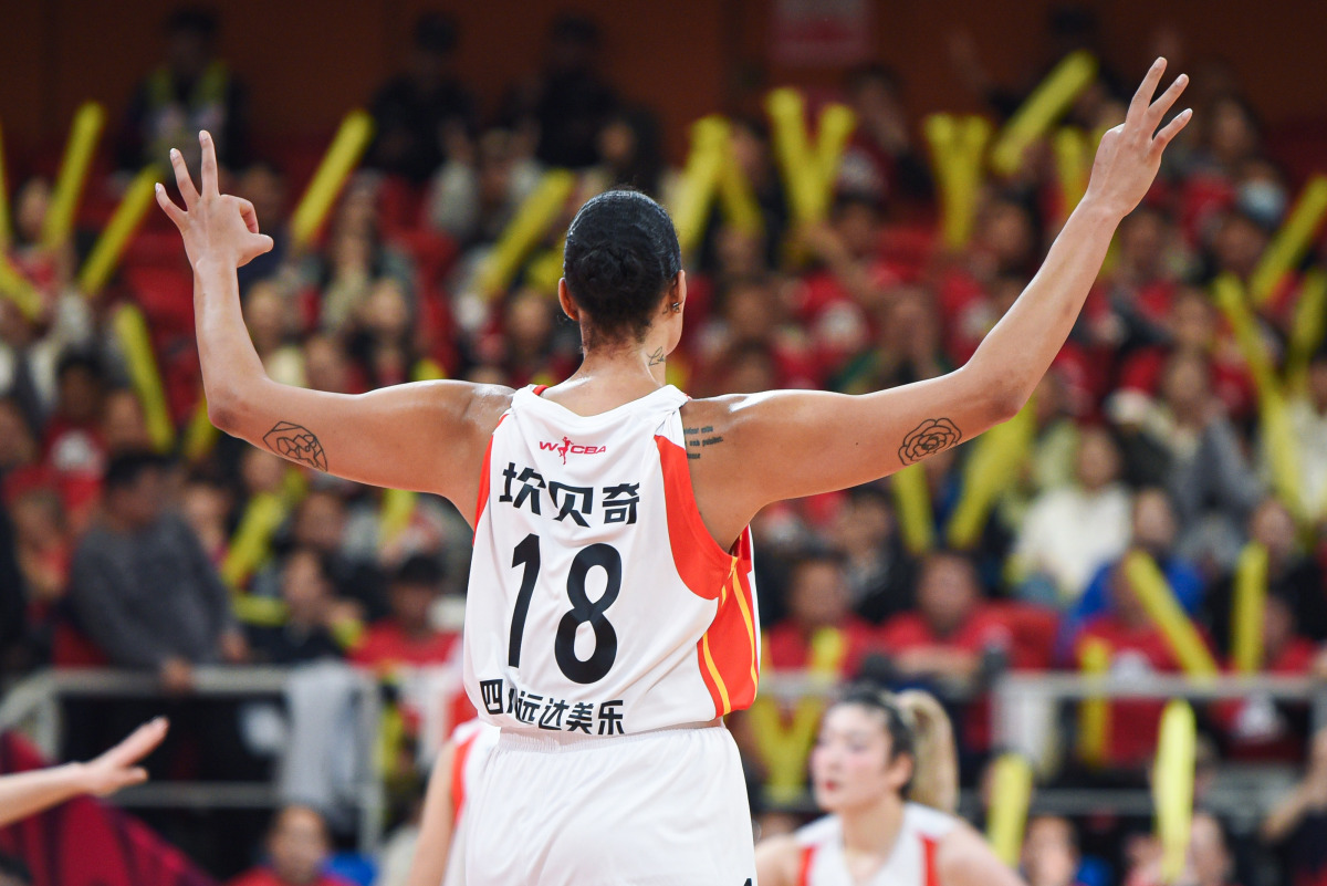 兰斯队在比赛中力压对手,取得胜利 兰斯队在比赛中力压对手,取得胜利