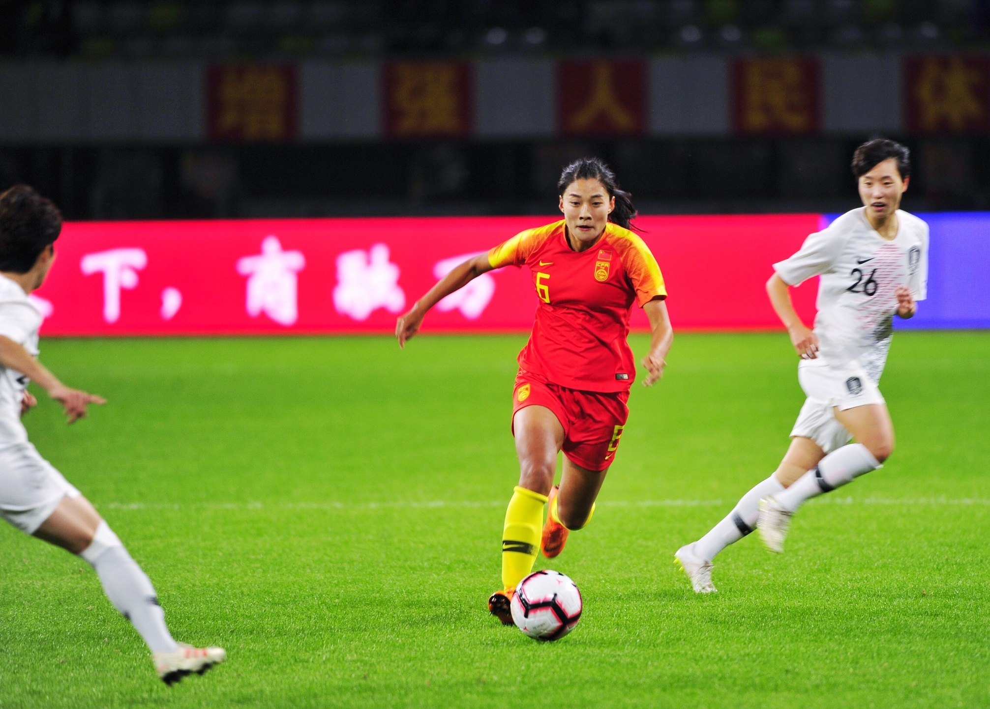 开云体育在线-中国女足球员努力备战大赛，争夺赛场胜利