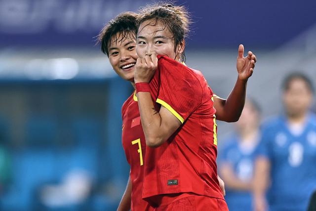 中国女足球员努力备战大赛,争夺赛场胜利 中国女足球员努力备战大赛,争夺赛场胜利