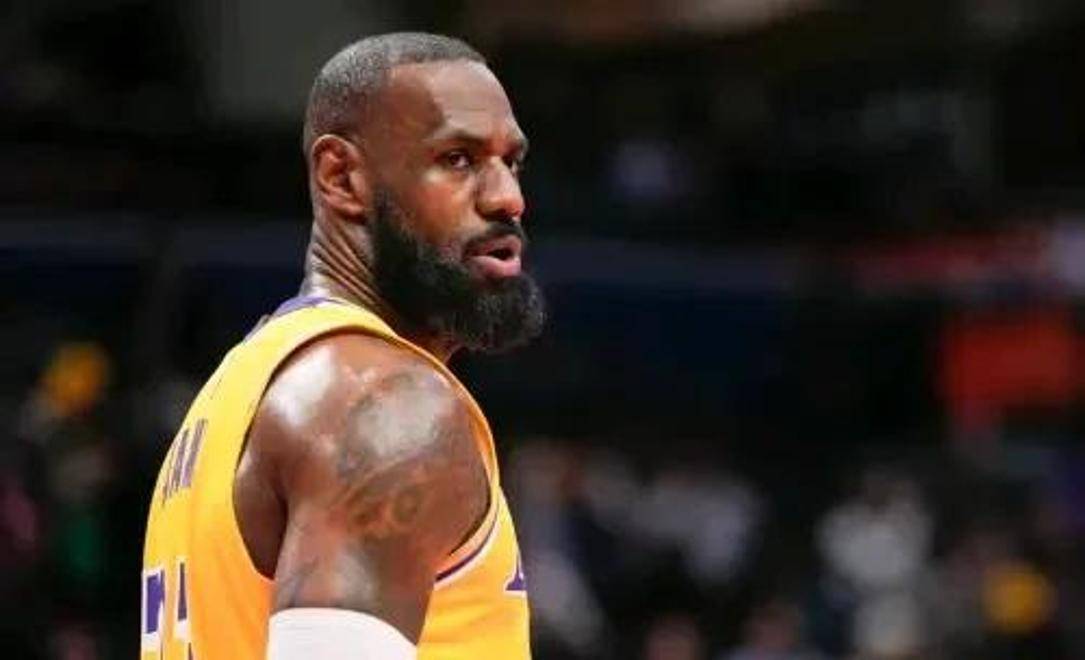 开云体育登录-詹姆斯复出首秀惊艳球迷，为球队贡献全能表现