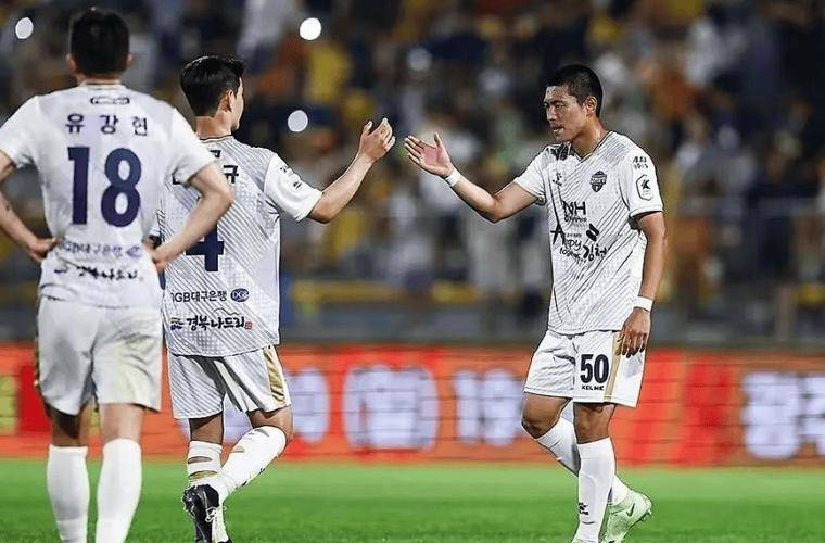 开云体育中国-FC首尔队员团结一致，为晋级不懈努力