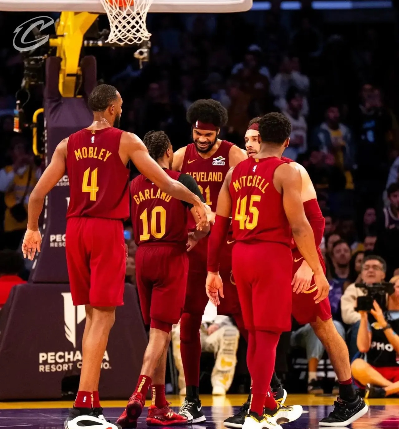 进攻全面开花,球队艰难击败对手获得胜利的简单介绍 进攻全面开花,球队艰难击败对手获得胜利的简单介绍