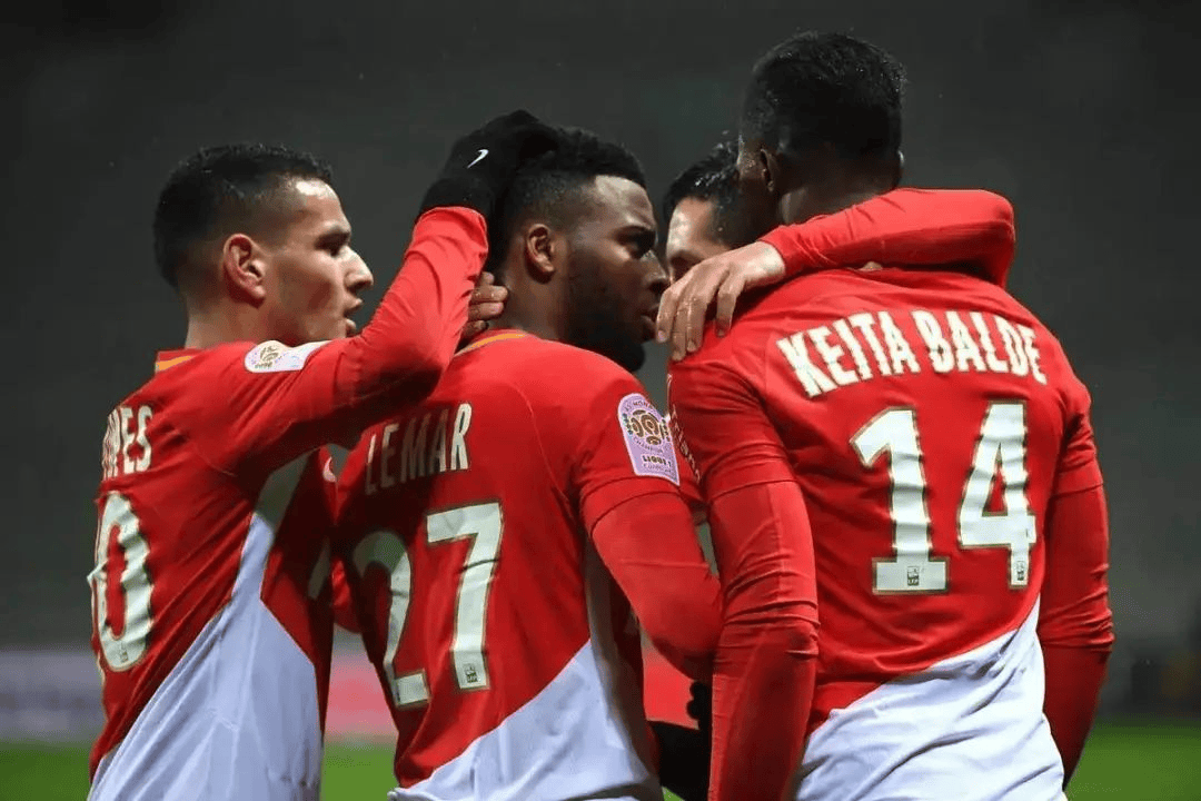 摩纳哥球员庆祝胜利,士气高涨 摩纳哥球员庆祝胜利,士气高涨