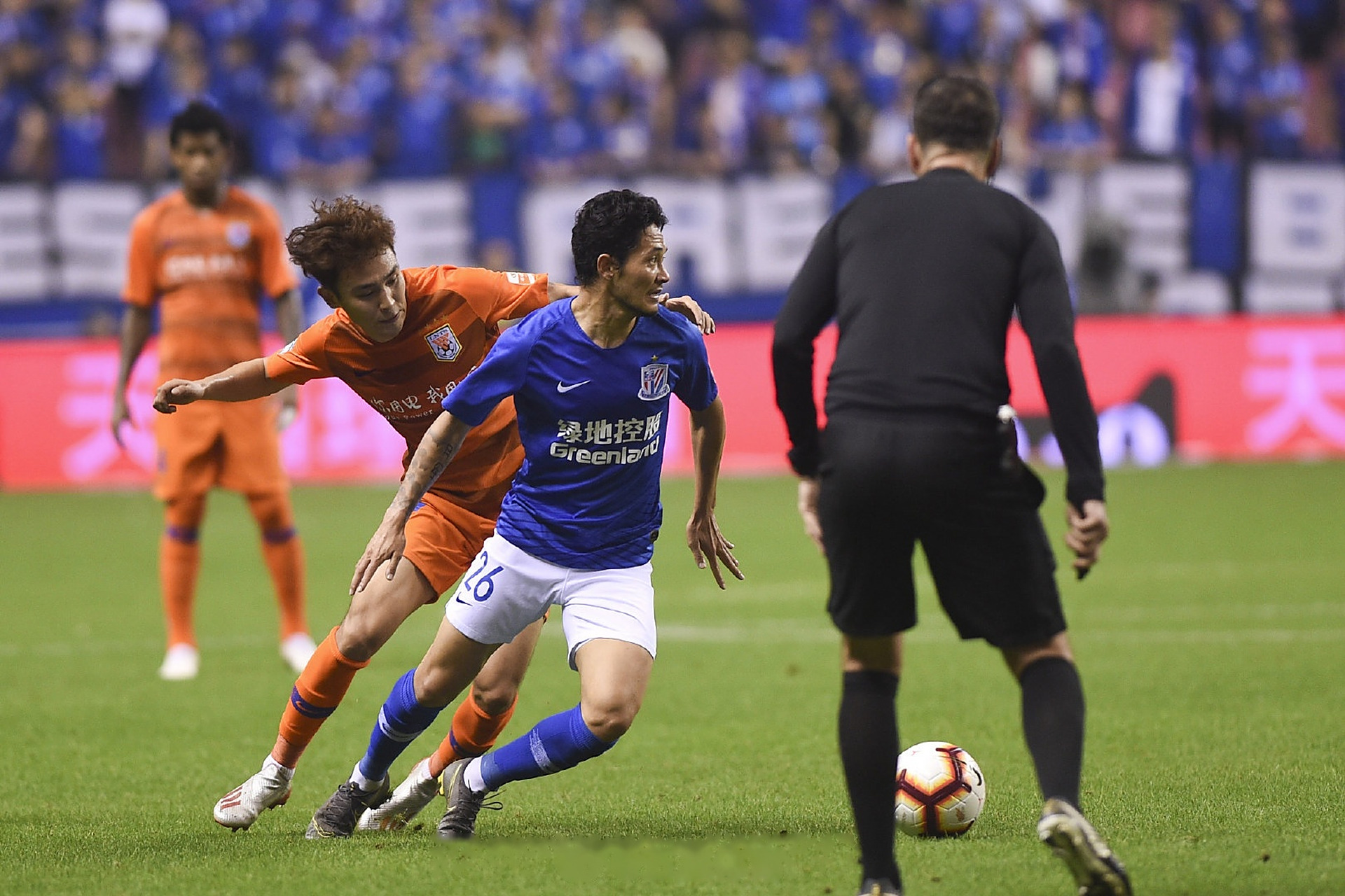 包含上海绿地申花队员展现球技,赢得精彩比赛的词条 包含上海绿地申花队员展现球技,赢得精彩比赛的词条