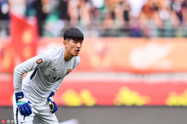 上港门神扑点力破门,协助球队胜出保持榜首 上港门神扑点力破门,协助球队胜出保持榜首