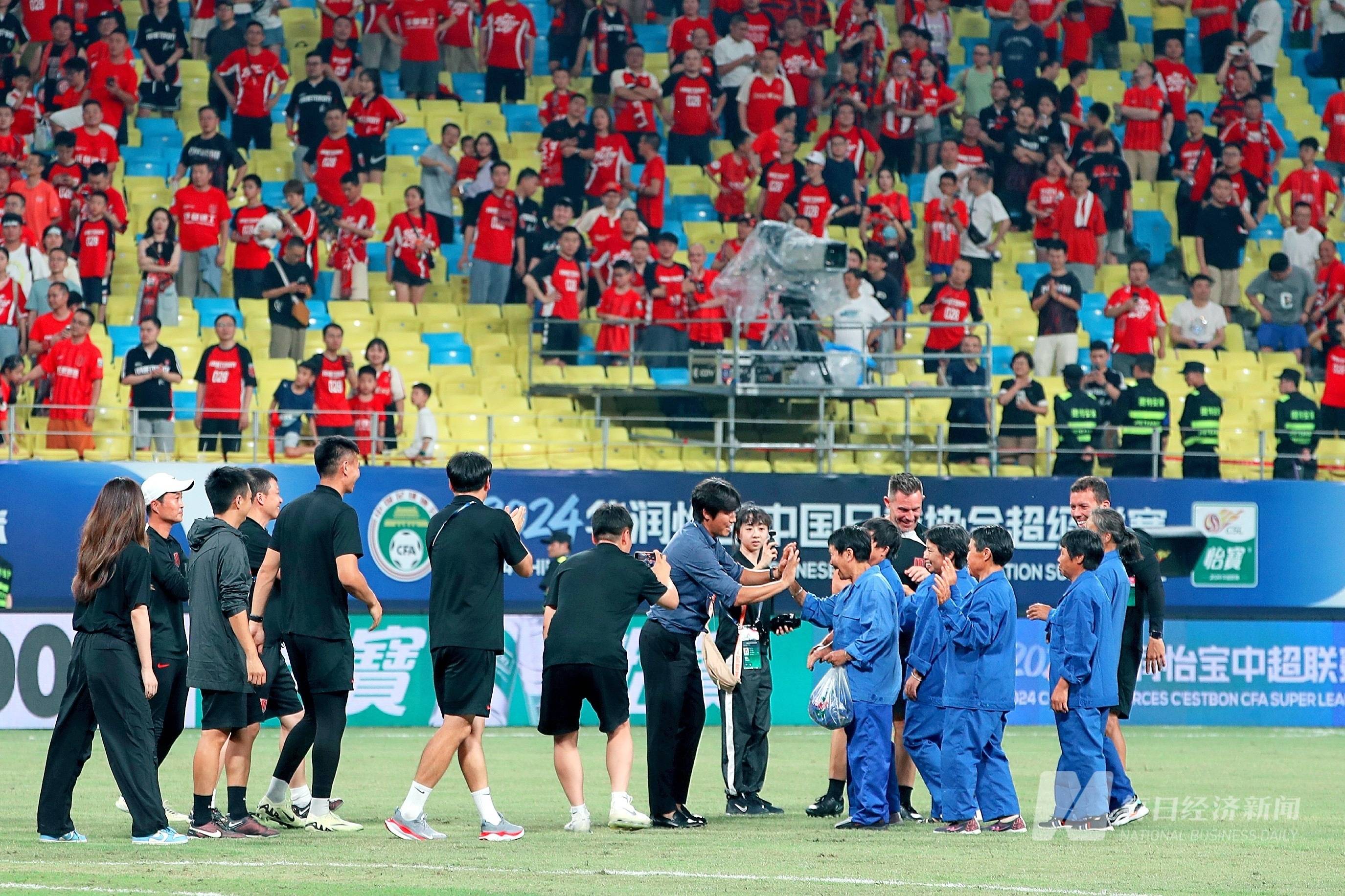 球场之上,坚持拼搏,每场比赛皆是一次为胜利而战的机会 球场之上,坚持拼搏,每场比赛皆是一次为胜利而战的机会