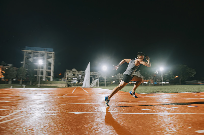 开云体育下载-争夺至极！选手冲刺终点线，终获头筹