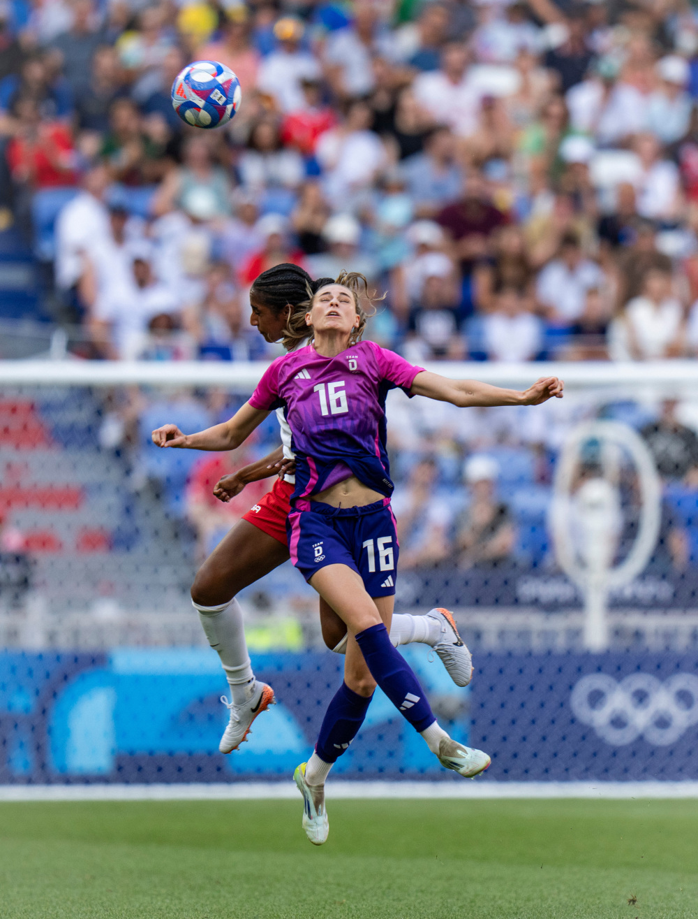 开云体育官方网站-欧洲足球比赛中，女选手表现出色