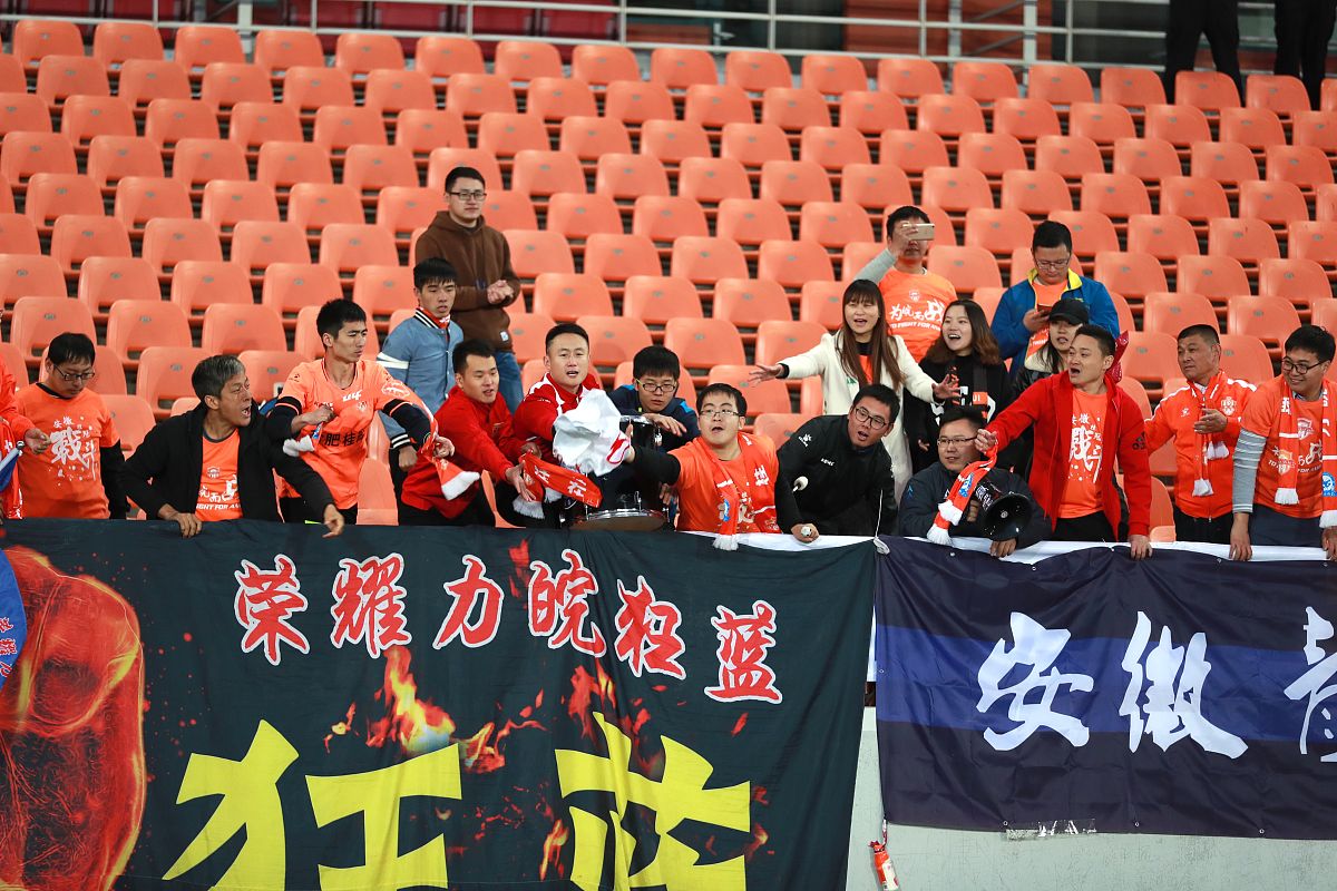 球员们在场上拼尽全力展现自我