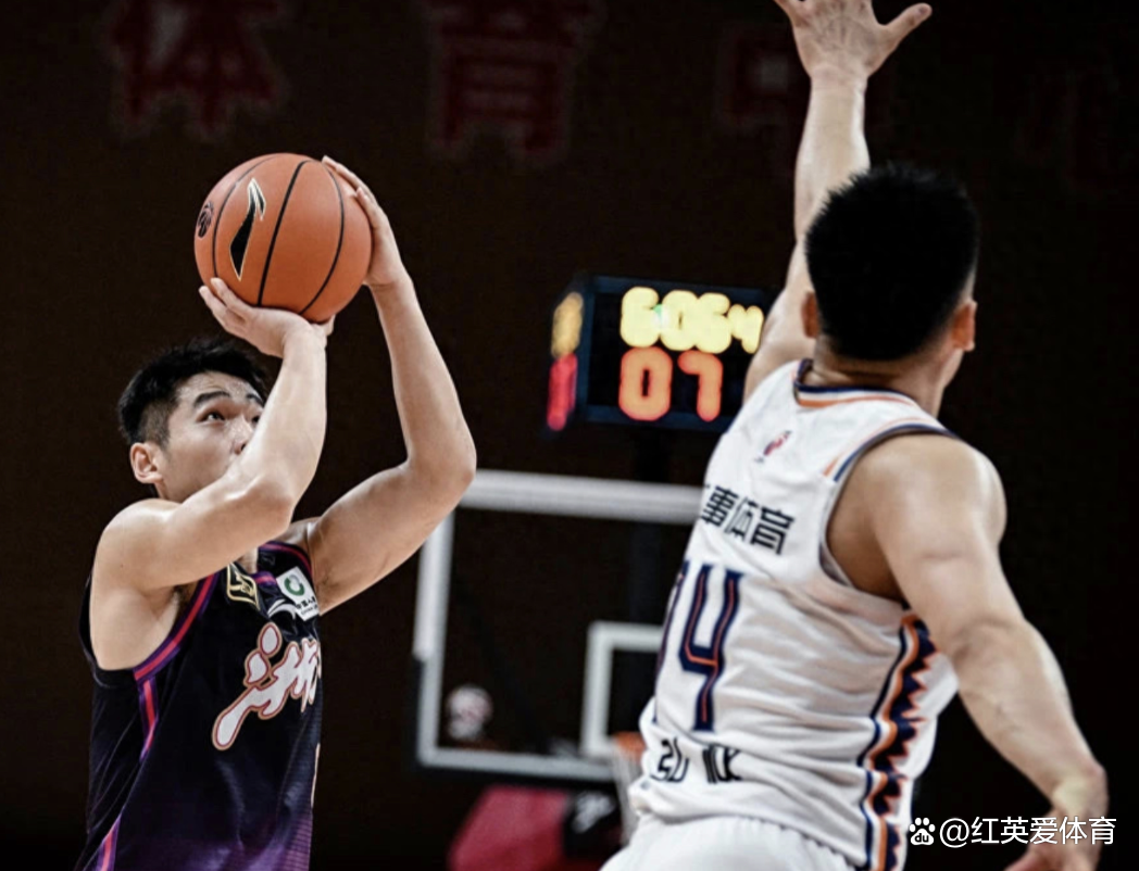 上海男篮逆袭新疆队,力挽颓势 上海男篮逆袭新疆队,力挽颓势