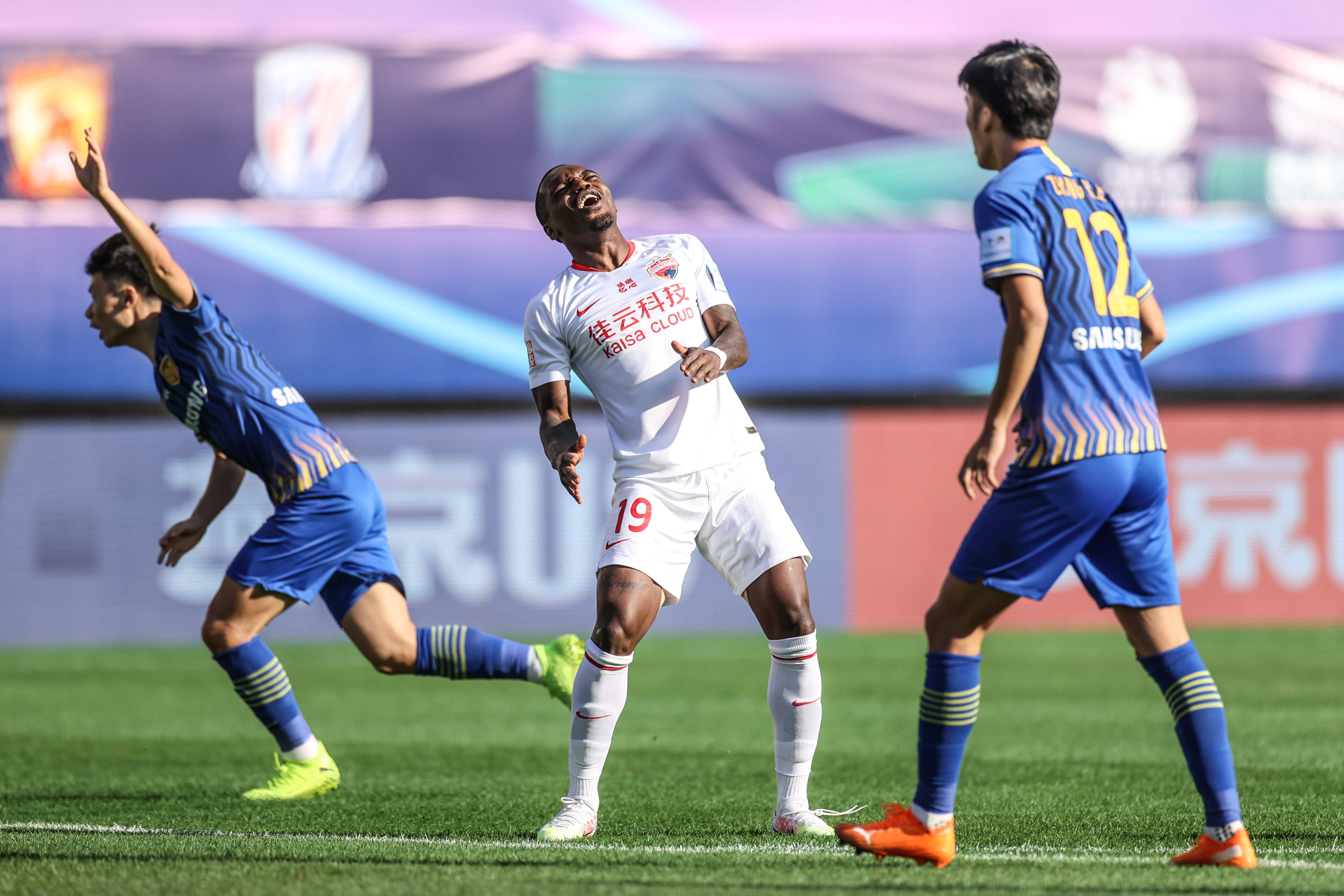 山东鲁能对阵深圳佳兆业,势均力敌激烈对决 山东鲁能对阵深圳佳兆业,势均力敌激烈对决