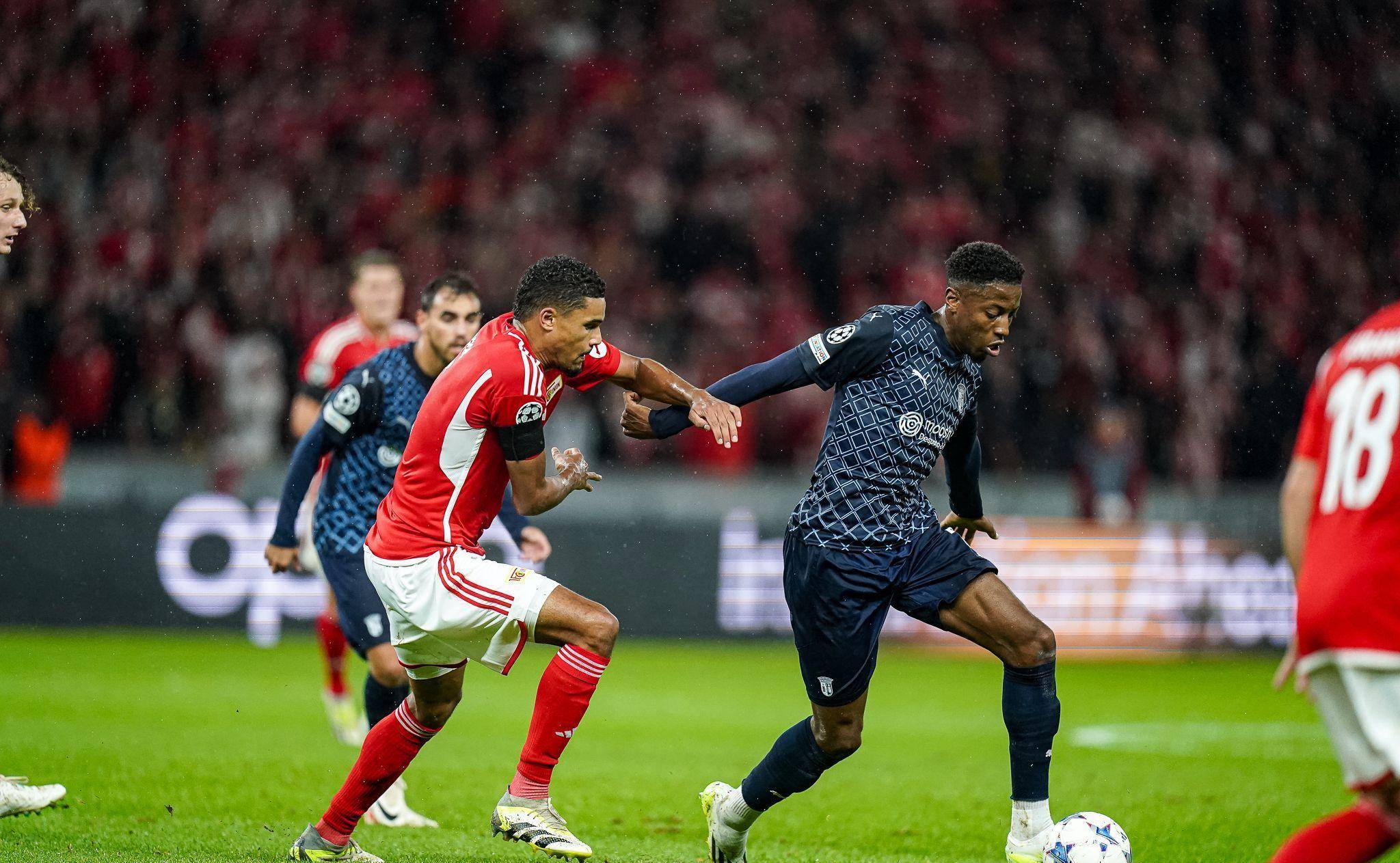 包含阿黛尔丹球员发挥出色帮助球队获胜的词条