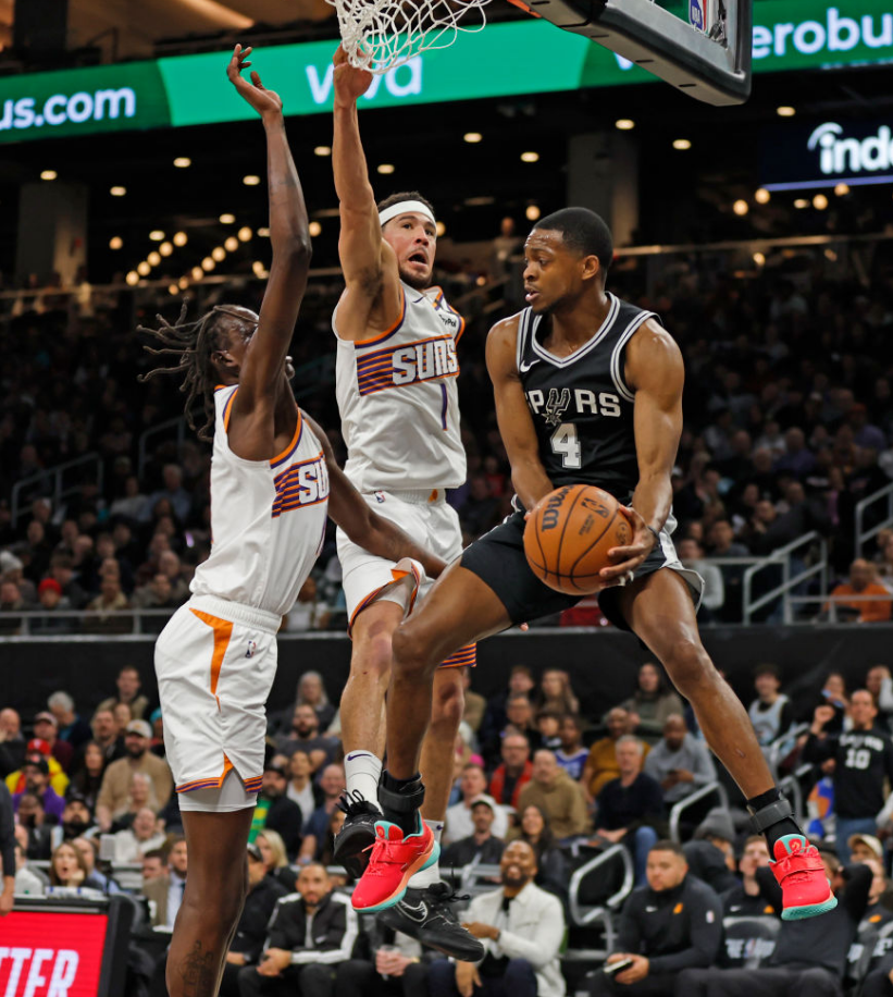 赛季首场胜利!马刺击败独行侠 赛季首场胜利!马刺击败独行侠