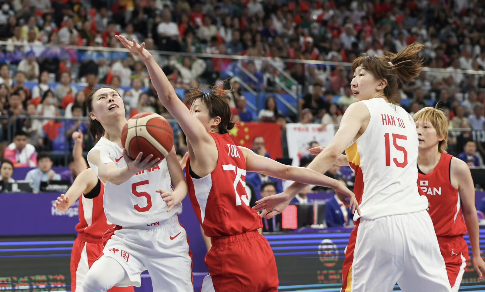 体育赛场上的精彩对决引人注目 体育赛场上的精彩对决引人注目